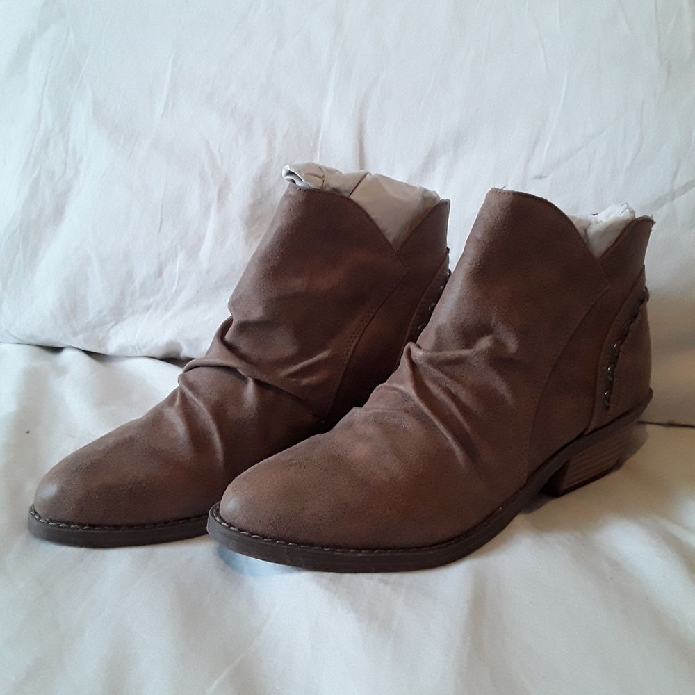 Report/tan suede short boot/slip on boots/low heels/metal rivet deco/sz 6 1/2